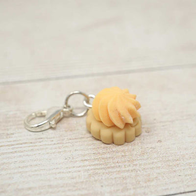 Keychain with a knitted pattern on a textured surface